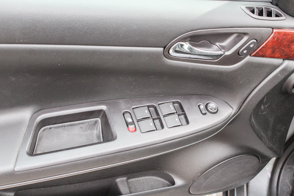 2009 Chevrolet Impala Mid-Size Sedan