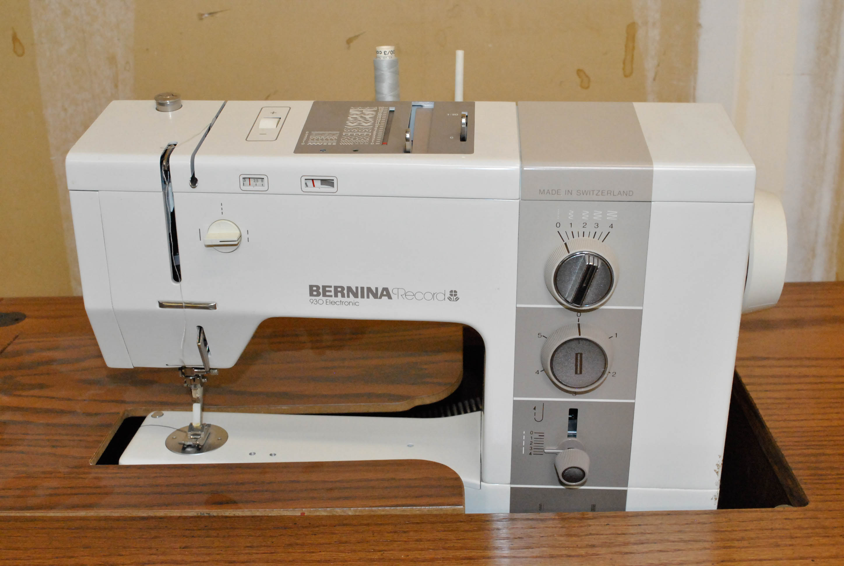 Bernina Record 930 Electronic Sewing Machine and Cabinet