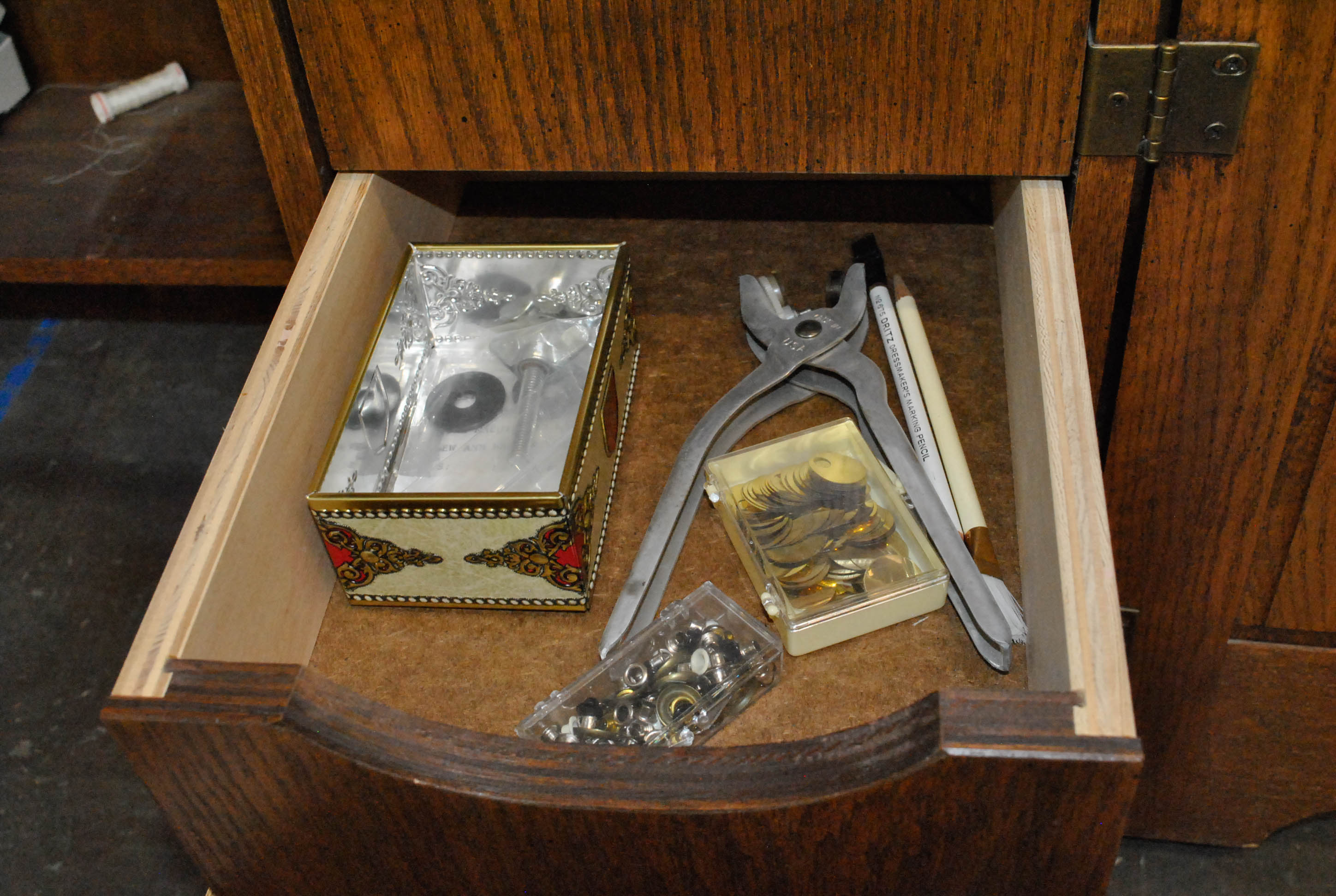 Bernina Record 930 Electronic Sewing Machine and Cabinet