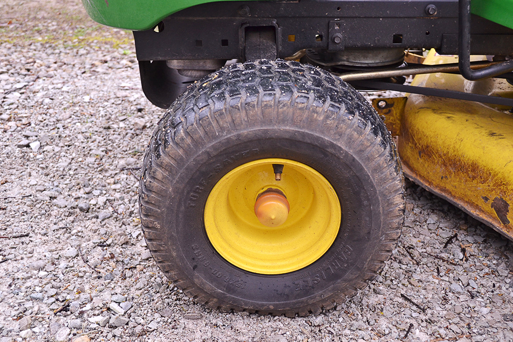 John Deere LA145 Lawn Tractor