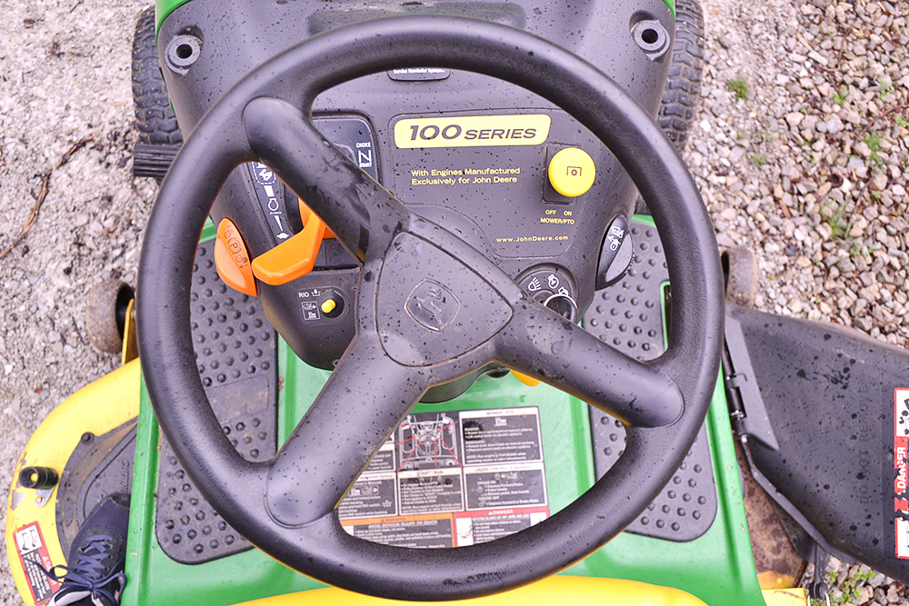 John Deere LA145 Lawn Tractor