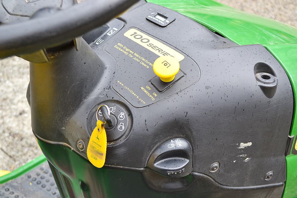 John Deere LA145 Lawn Tractor