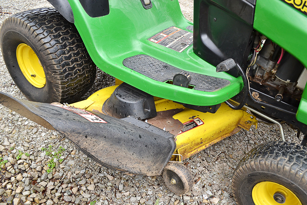 John Deere LA145 Lawn Tractor