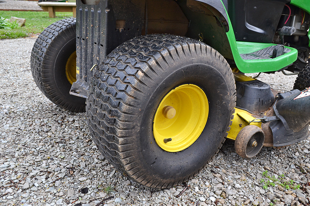 John Deere LA145 Lawn Tractor