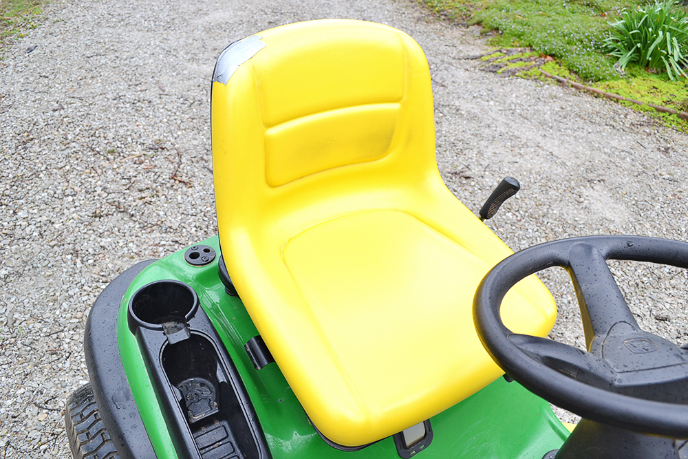 John Deere LA145 Lawn Tractor