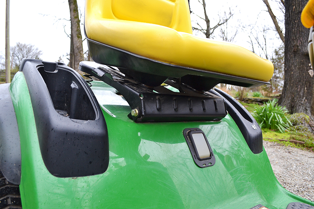 John Deere LA145 Lawn Tractor