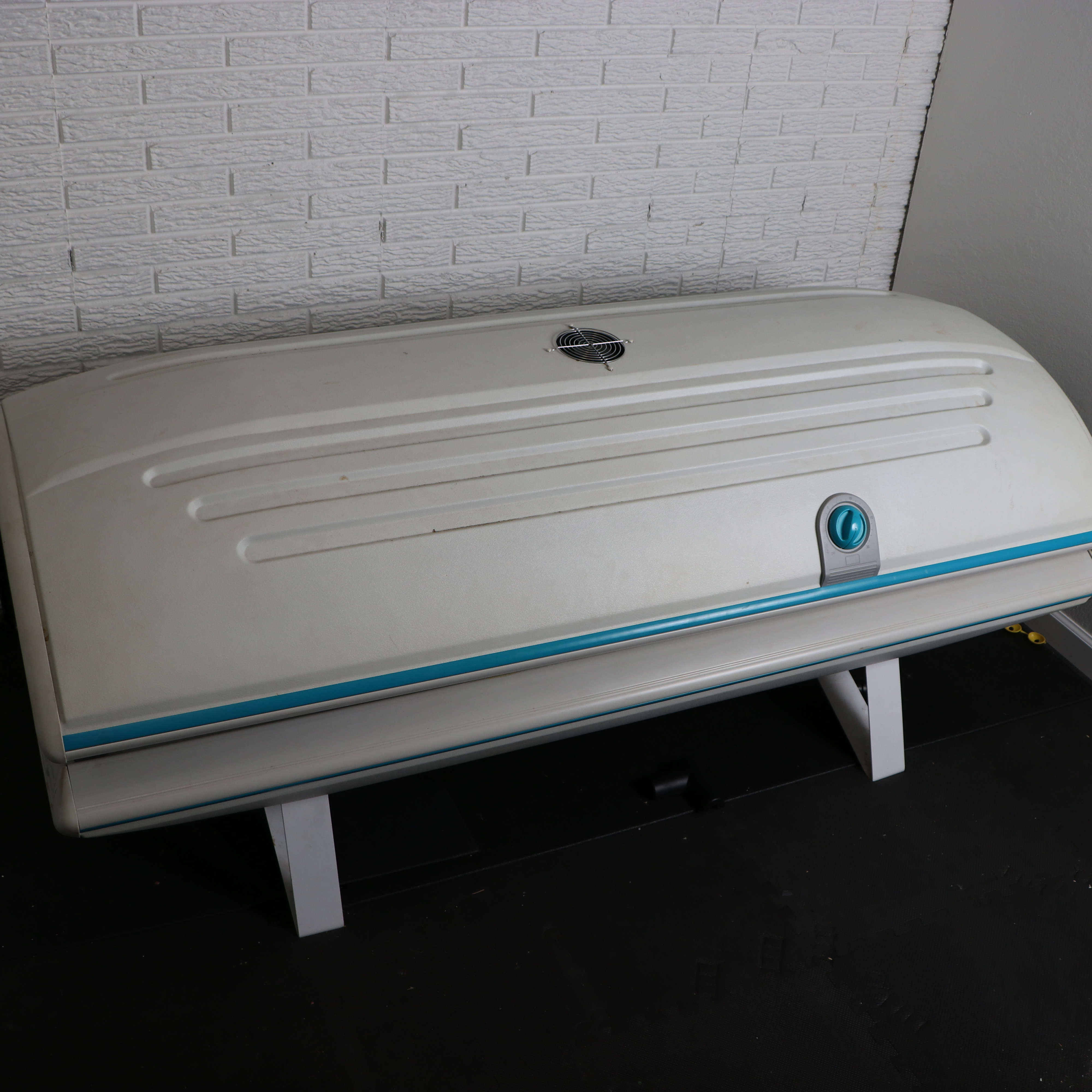 SunQuest Pro 24RS Tanning Bed by Wolff System