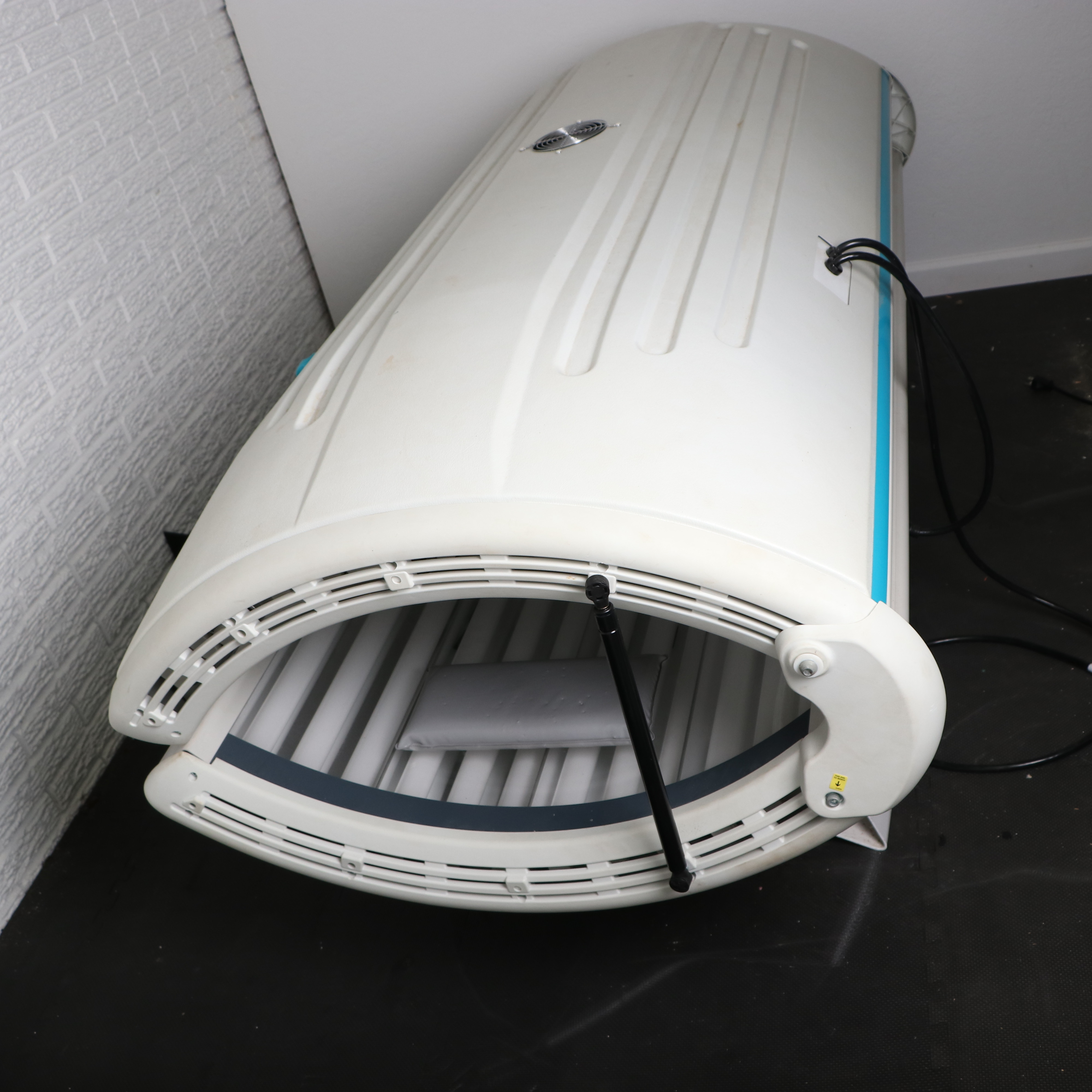 SunQuest Pro 24RS Tanning Bed by Wolff System