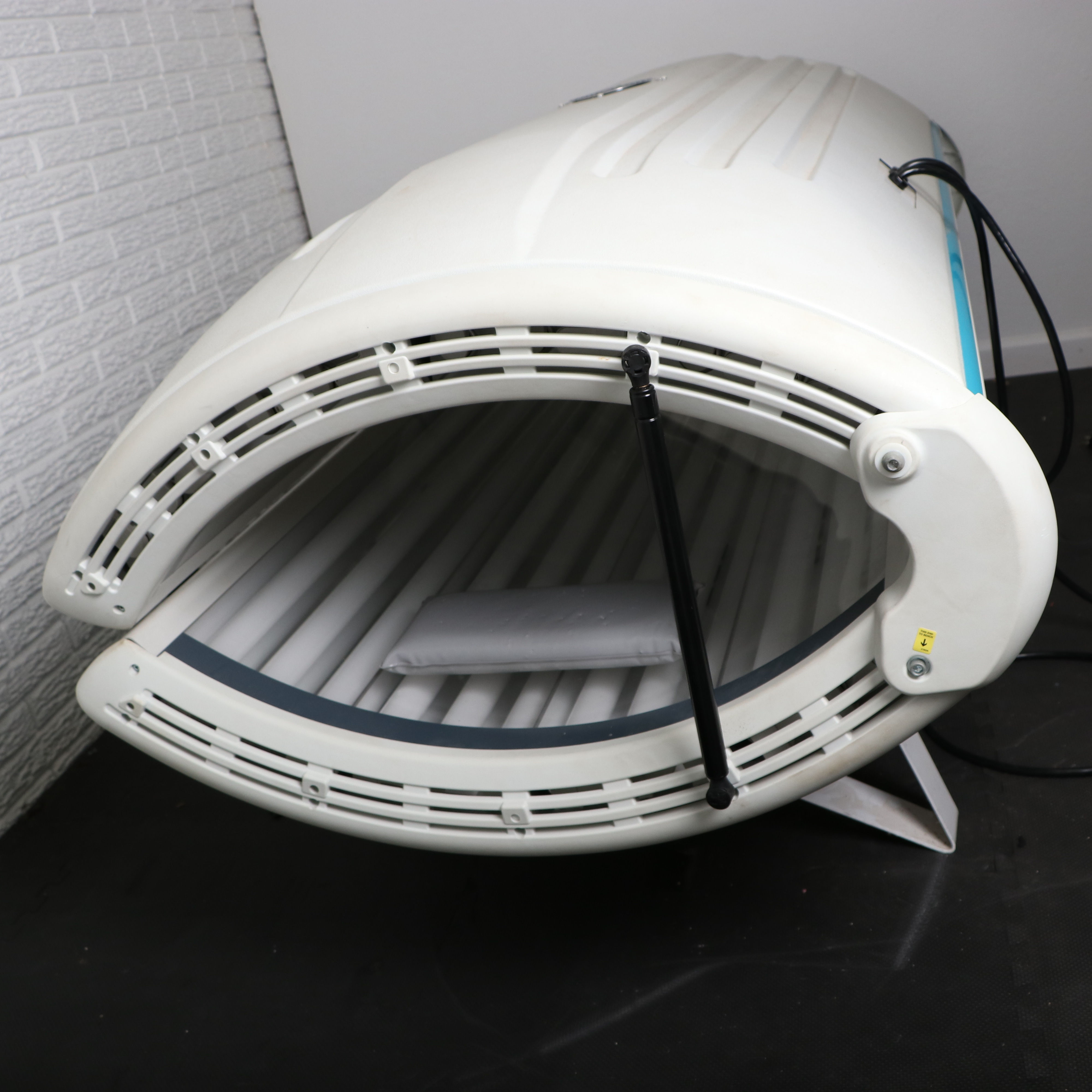 SunQuest Pro 24RS Tanning Bed by Wolff System
