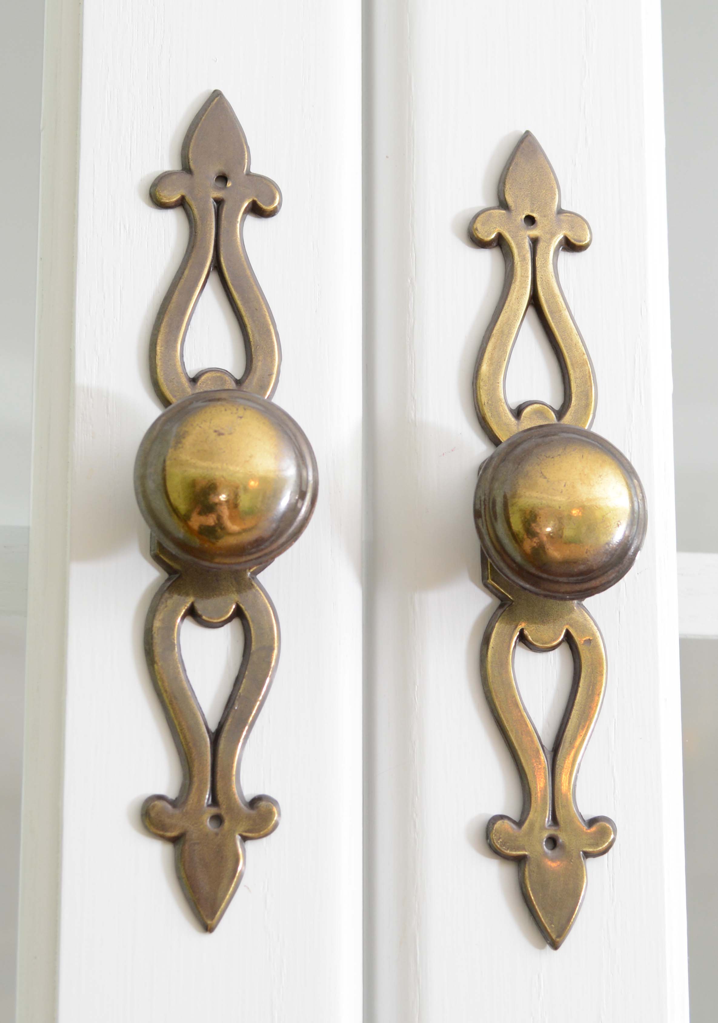 White Painted Wood Corner Cabinet