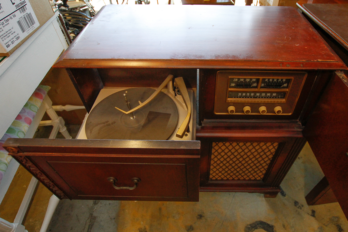 Vintage Mahogany Record Player and Radio Console by Stromberg-Carlson