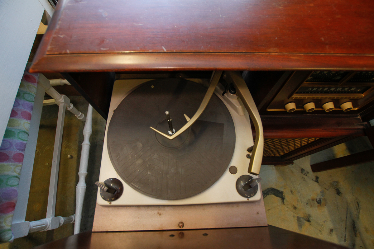 Vintage Mahogany Record Player and Radio Console by Stromberg-Carlson