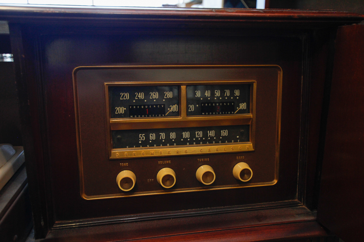 Vintage Mahogany Record Player and Radio Console by Stromberg-Carlson