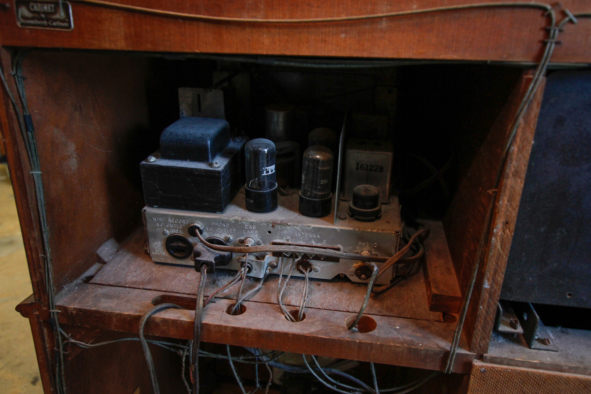 Vintage Mahogany Record Player and Radio Console by Stromberg-Carlson