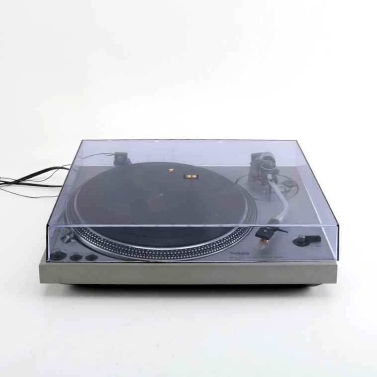 Technics SL-1700 Turntable