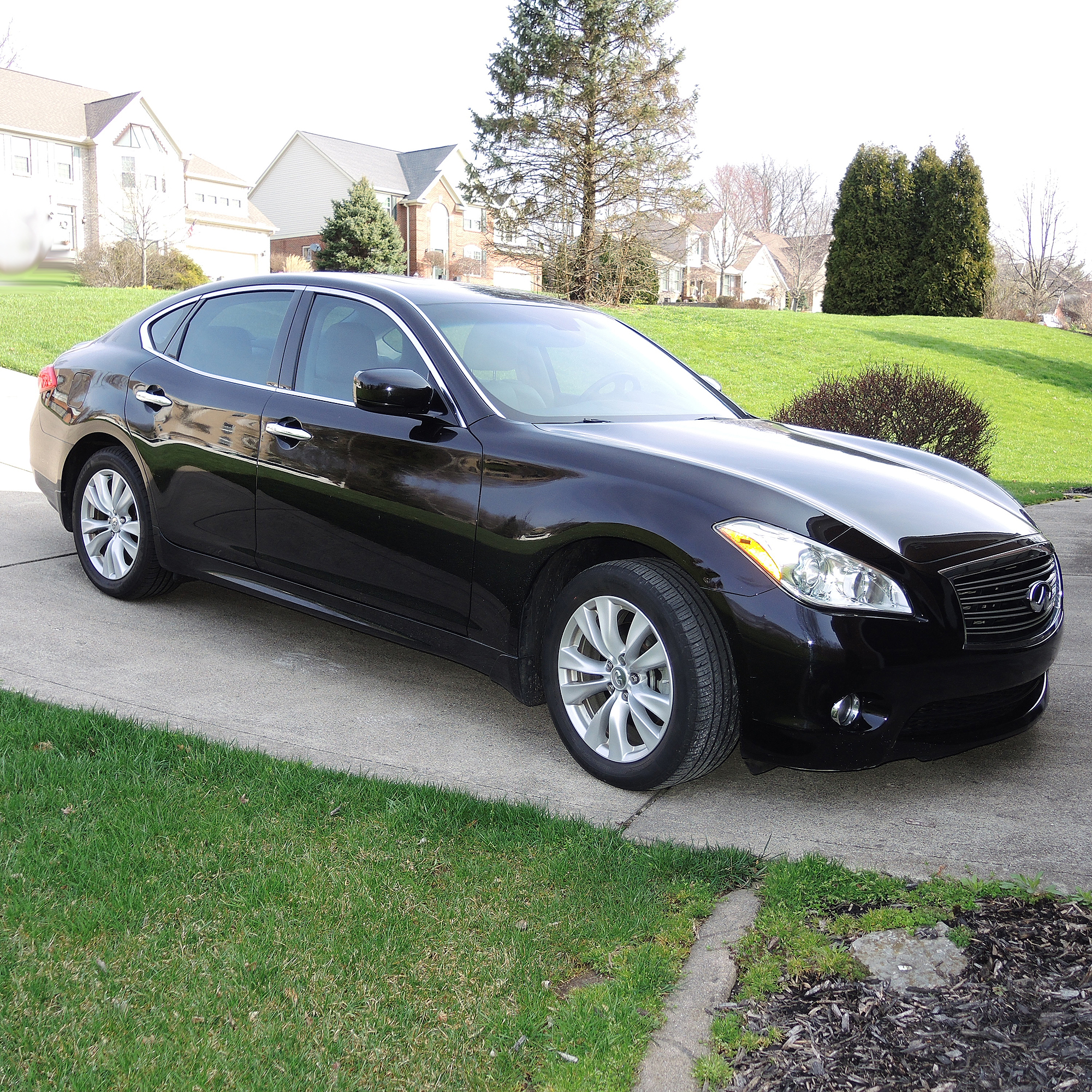 2011 Infiniti M37x 4-Door Sedan