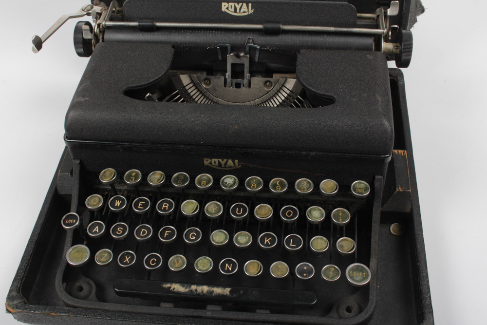 Vintage Royal Typewriter in Case