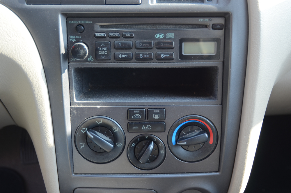 2003 White Hyundai Elantra GLS