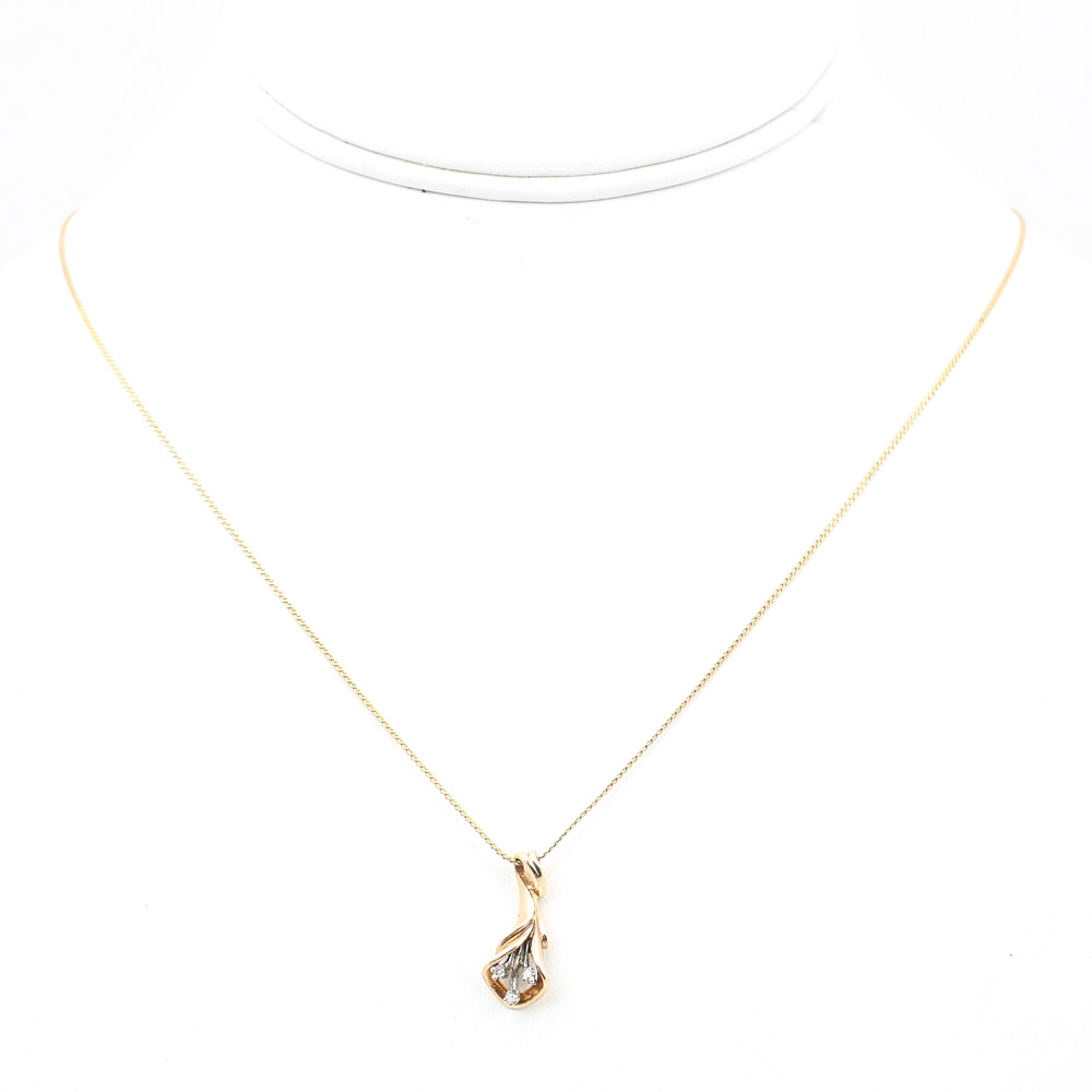 14K Yellow Gold Diamond Flower Pendant Necklace
