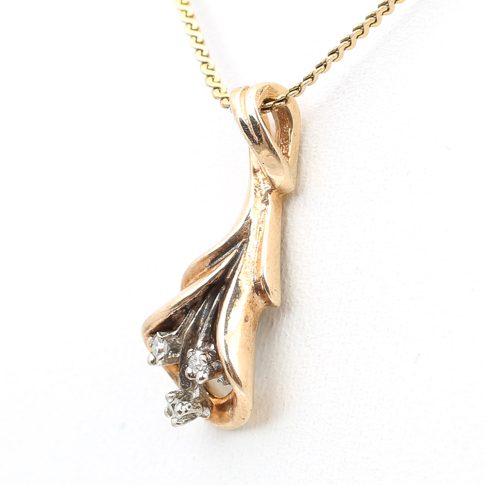 14K Yellow Gold Diamond Flower Pendant Necklace