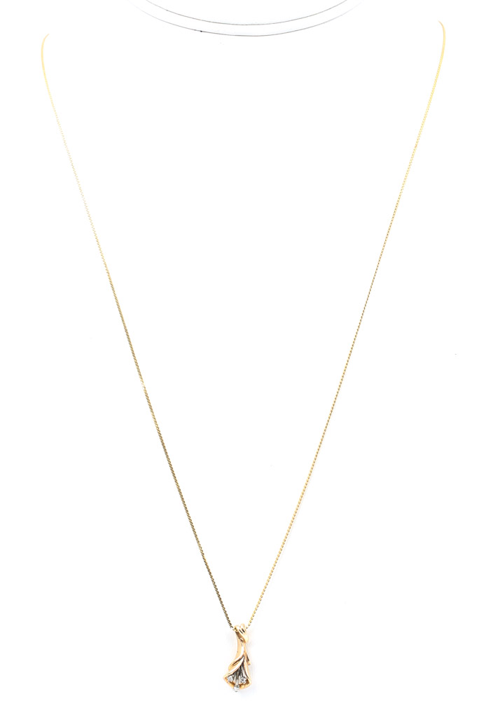 14K Yellow Gold Diamond Flower Pendant Necklace