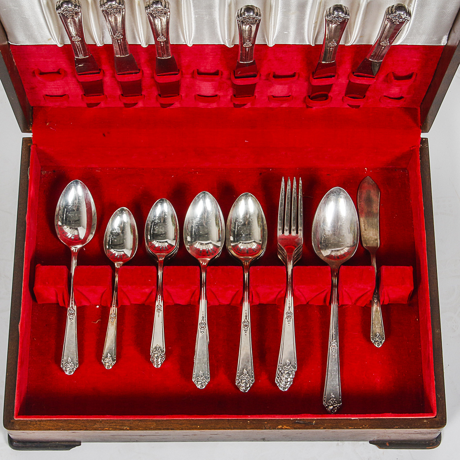 Oneida Community Tudor Plate "Sweet Briar" Silver Plate Flatware Set