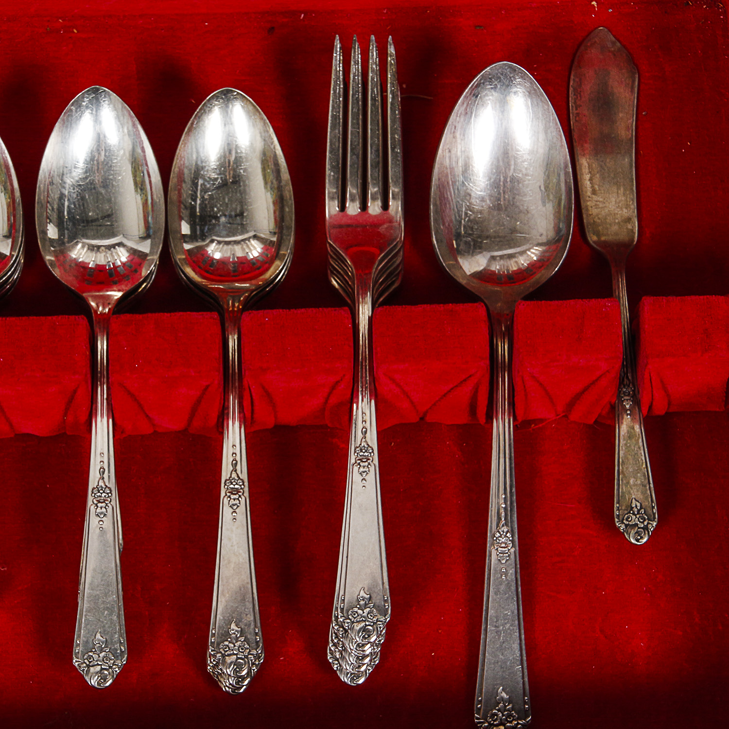 Oneida Community Tudor Plate "Sweet Briar" Silver Plate Flatware Set