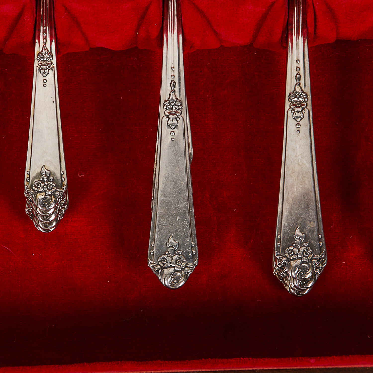 Oneida Community Tudor Plate "Sweet Briar" Silver Plate Flatware Set