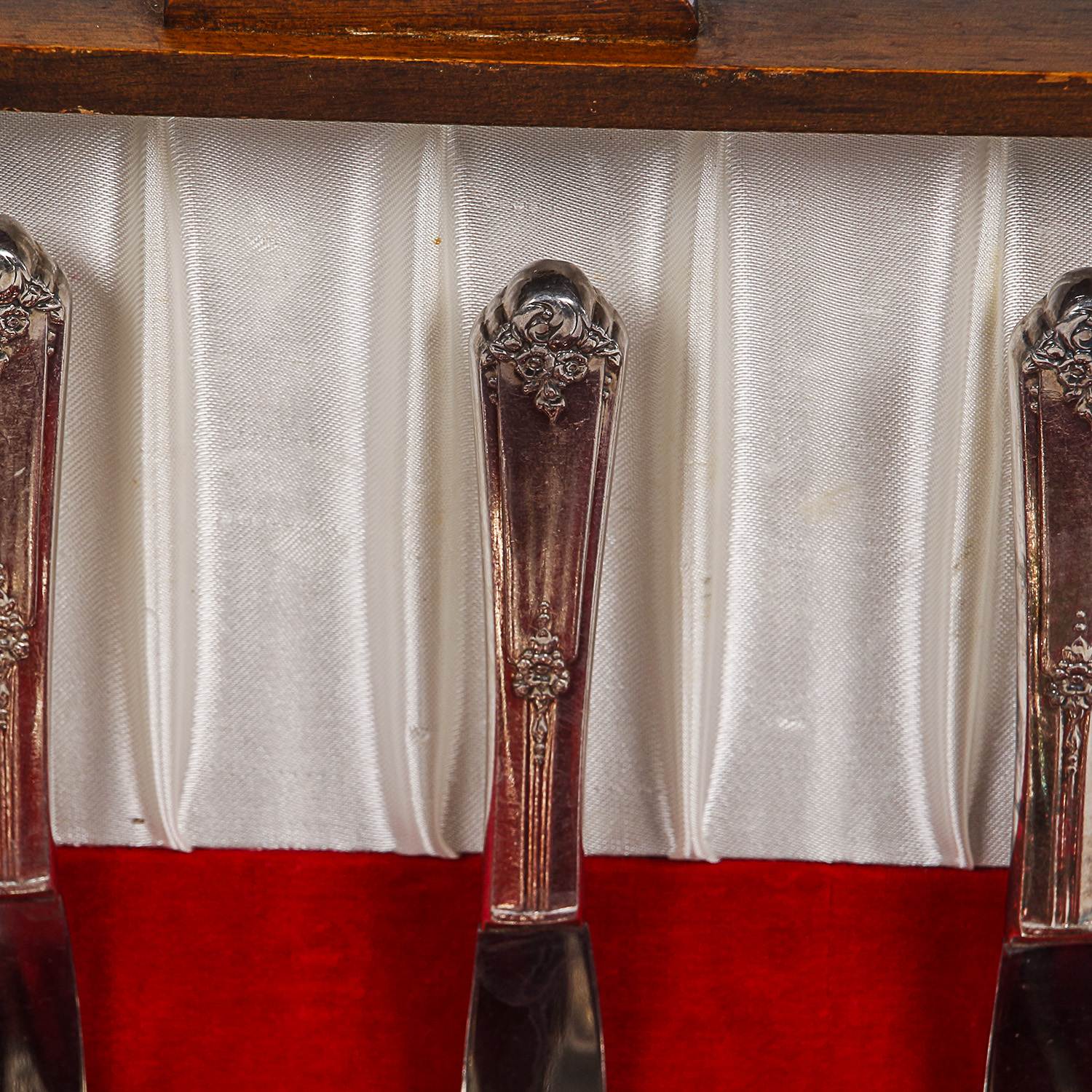 Oneida Community Tudor Plate "Sweet Briar" Silver Plate Flatware Set