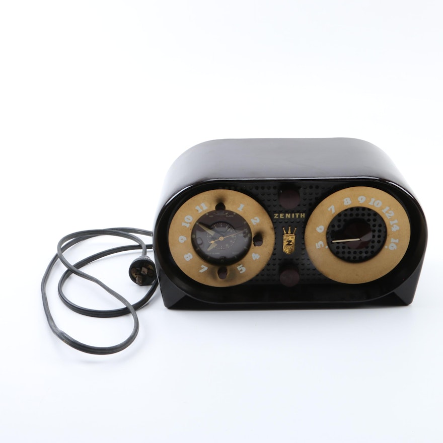 1950 Zenith Model G-516 "Owl Eyes" Tabletop Clock Radio