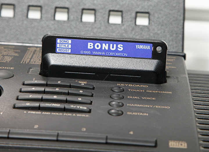 Yamaha PSR-520 Keyboard with Stand and Music Cartridge