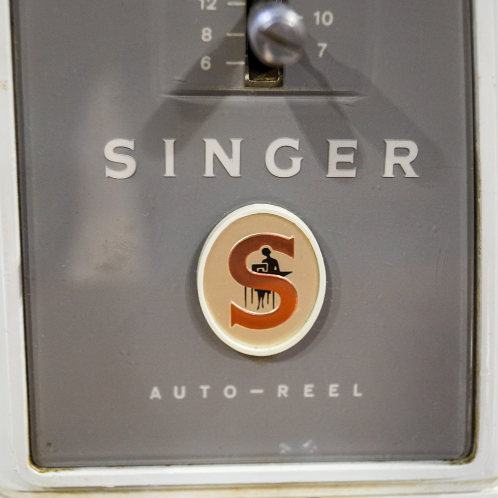 Vintage Singer Model 600 Sewing Machine with Oak Table