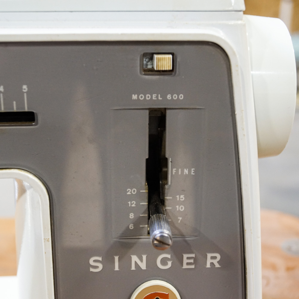 Vintage Singer Model 600 Sewing Machine with Oak Table