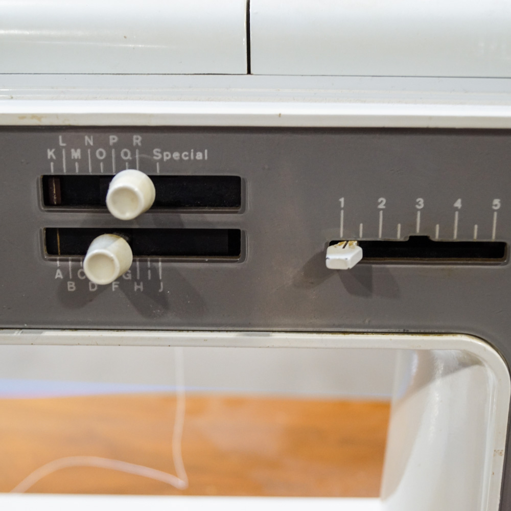 Vintage Singer Model 600 Sewing Machine with Oak Table
