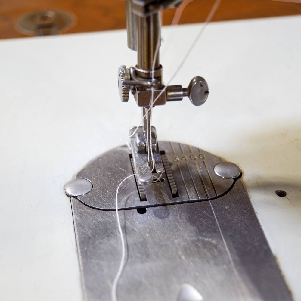 Vintage Singer Model 600 Sewing Machine with Oak Table