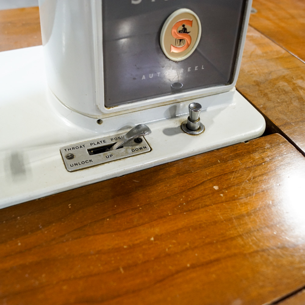 Vintage Singer Model 600 Sewing Machine with Oak Table