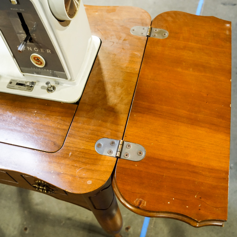 Vintage Singer Model 600 Sewing Machine with Oak Table