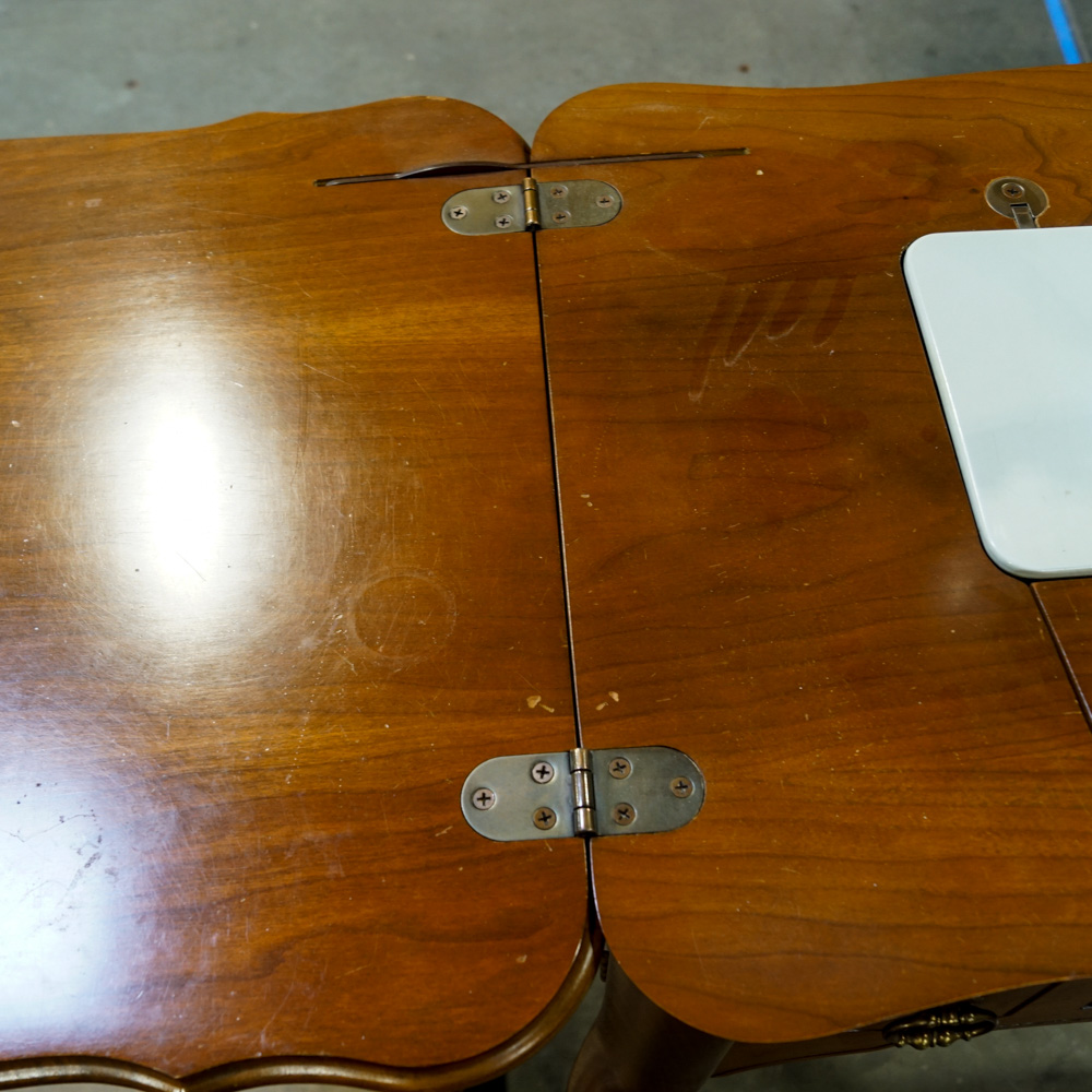 Vintage Singer Model 600 Sewing Machine with Oak Table