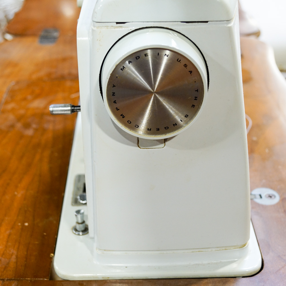 Vintage Singer Model 600 Sewing Machine with Oak Table