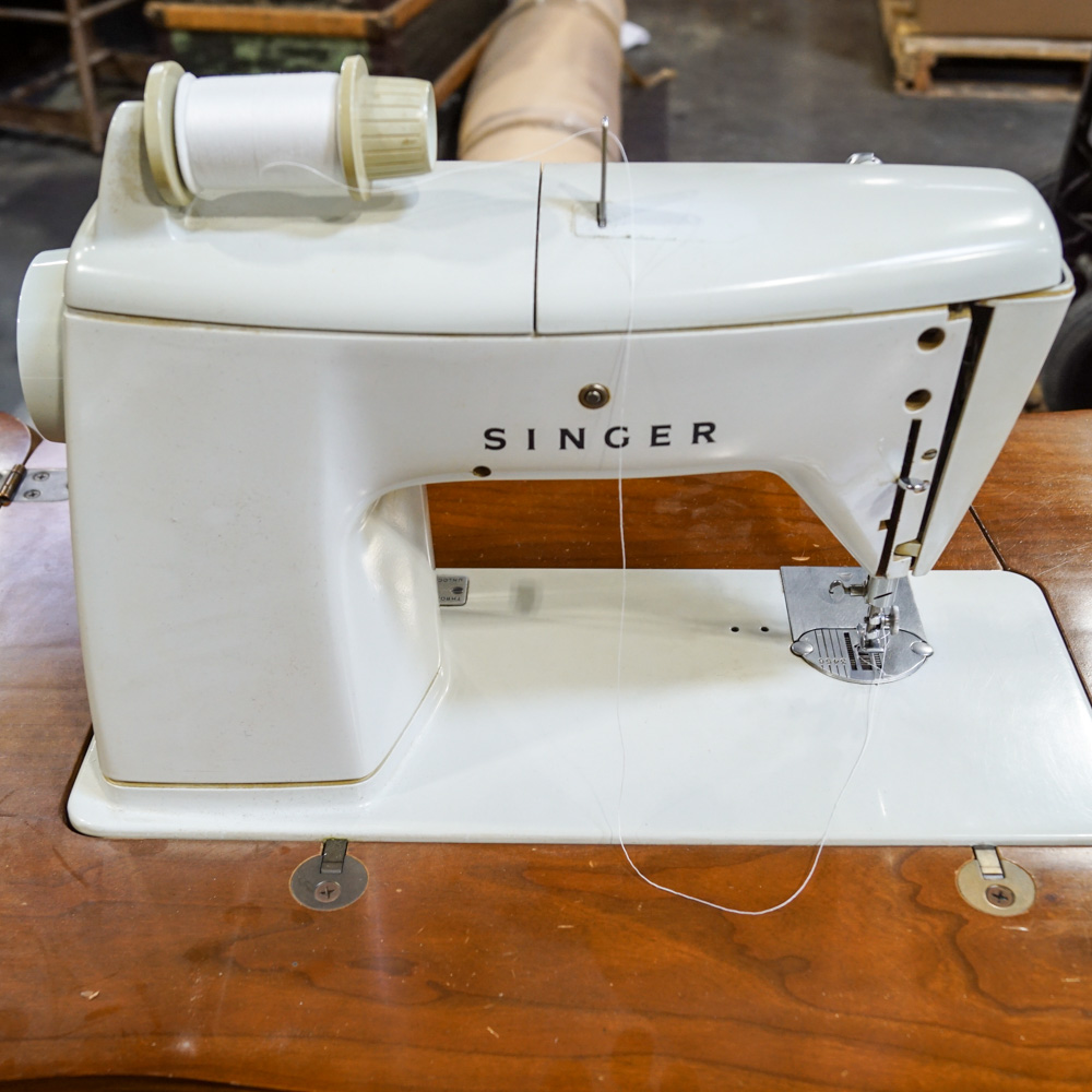 Vintage Singer Model 600 Sewing Machine with Oak Table