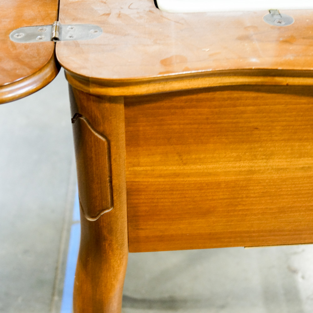 Vintage Singer Model 600 Sewing Machine with Oak Table