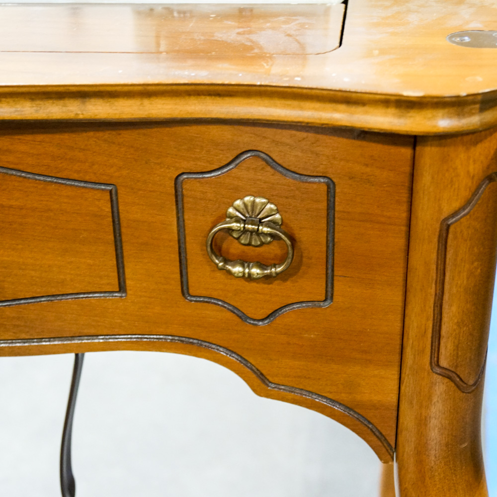 Vintage Singer Model 600 Sewing Machine with Oak Table