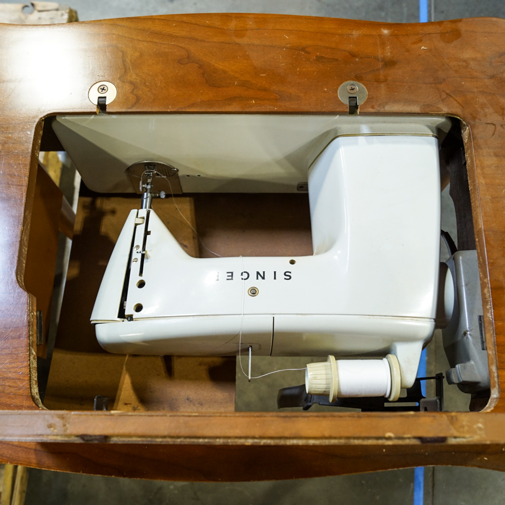 Vintage Singer Model 600 Sewing Machine with Oak Table