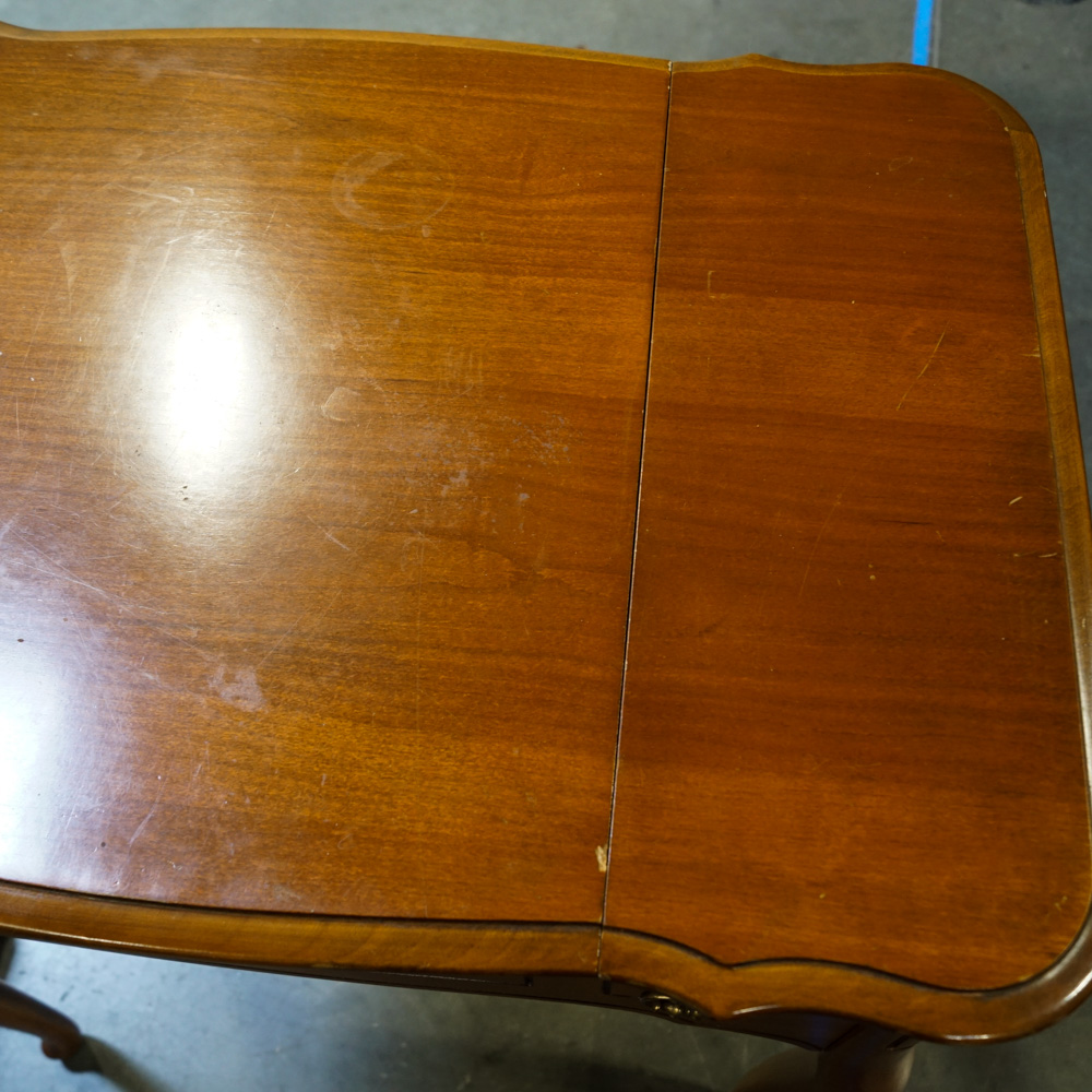 Vintage Singer Model 600 Sewing Machine with Oak Table