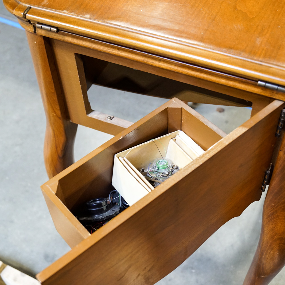 Vintage Singer Model 600 Sewing Machine with Oak Table