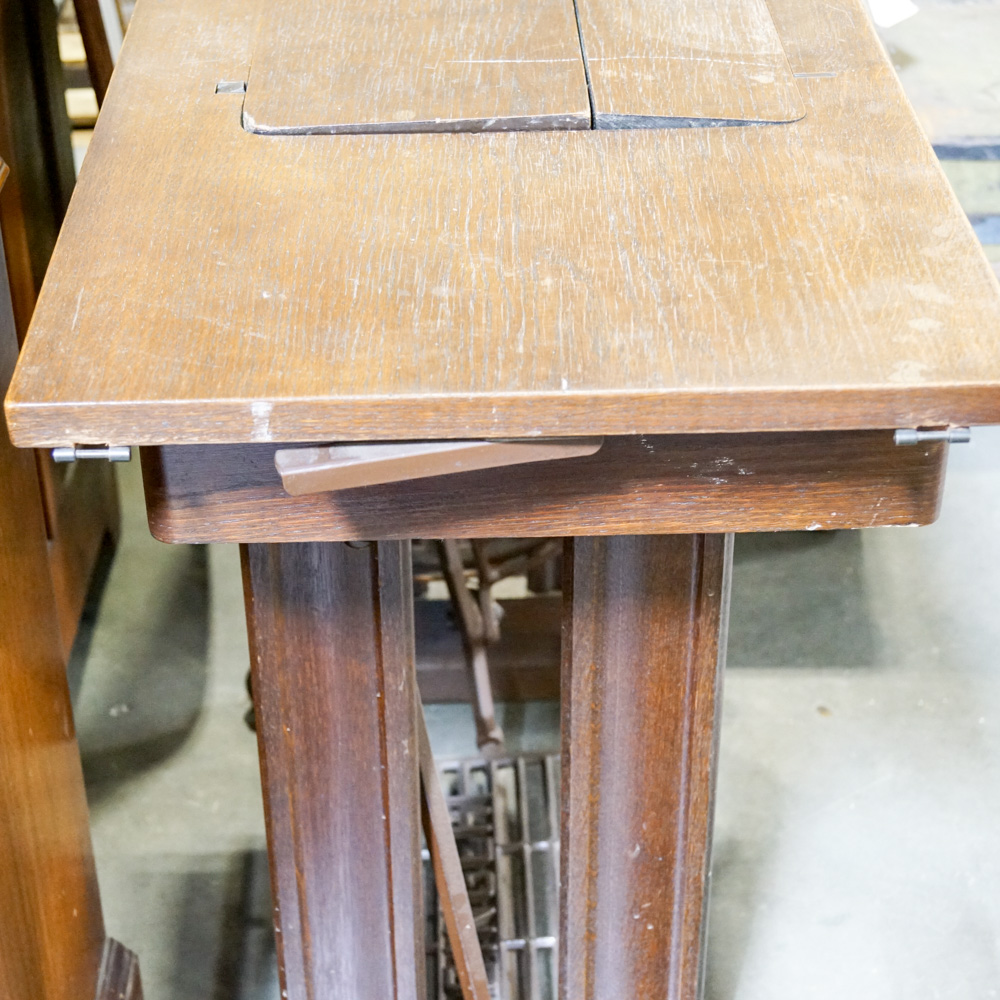 Vintage Singer Model 600 Sewing Machine with Oak Table