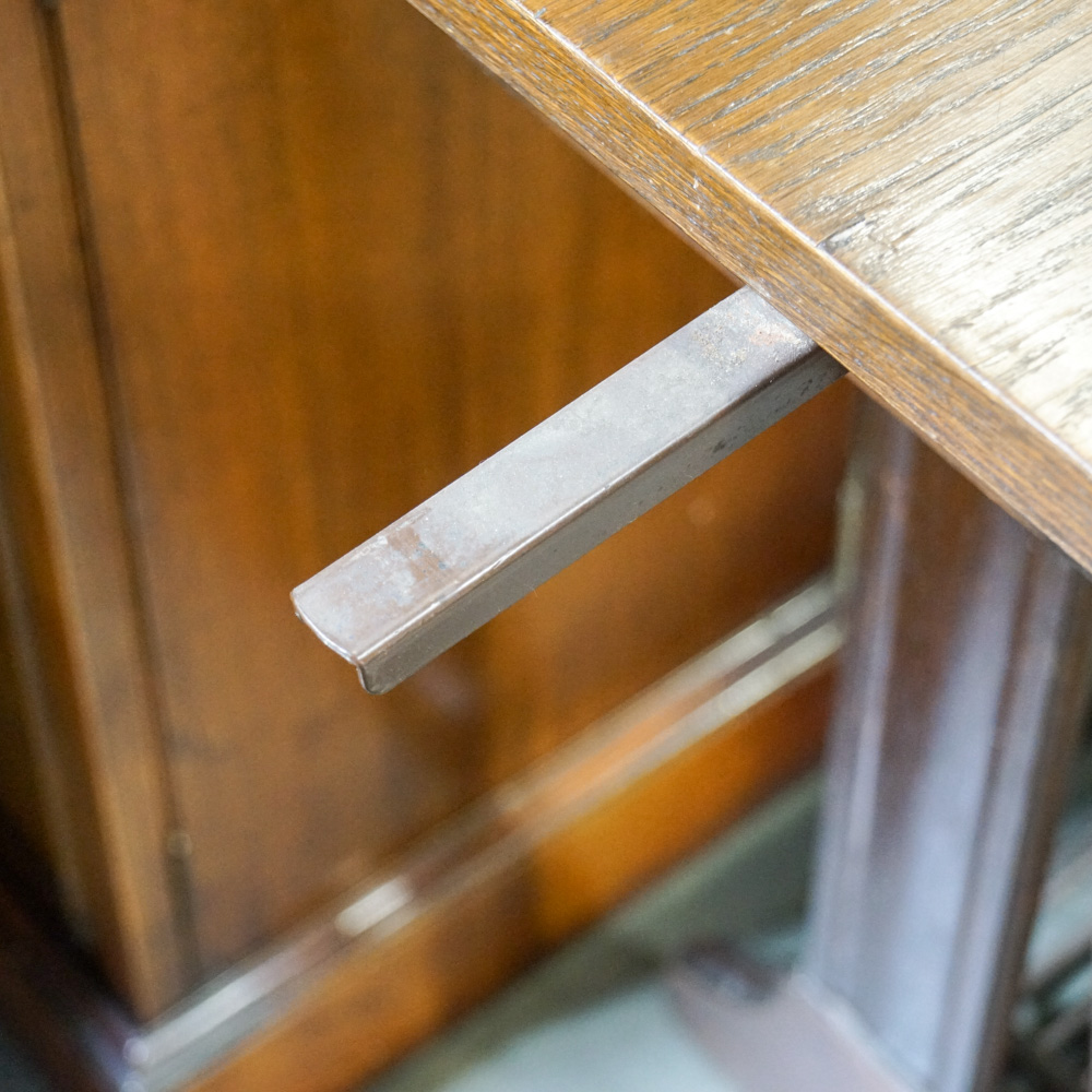 Vintage Singer Model 600 Sewing Machine with Oak Table