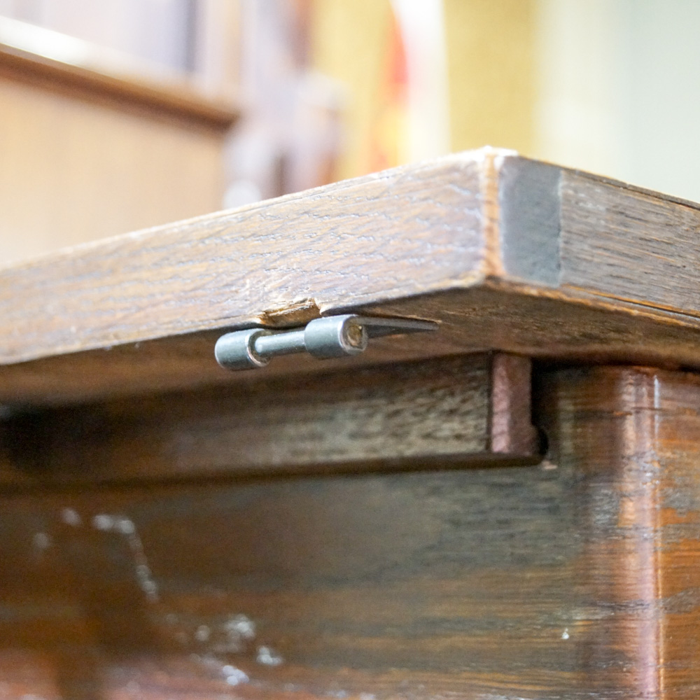 Vintage Singer Model 600 Sewing Machine with Oak Table