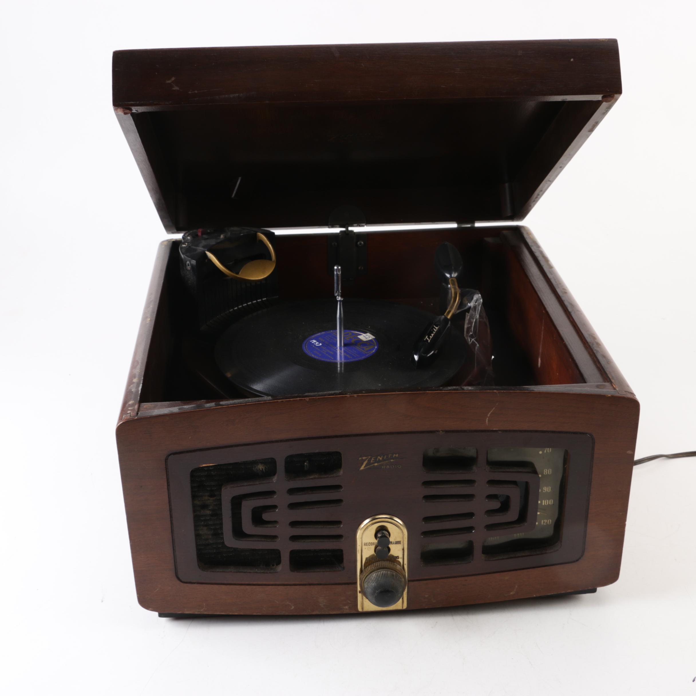 Mid-1940s Zenith Model 5R086 Tabletop Radio and Record Player