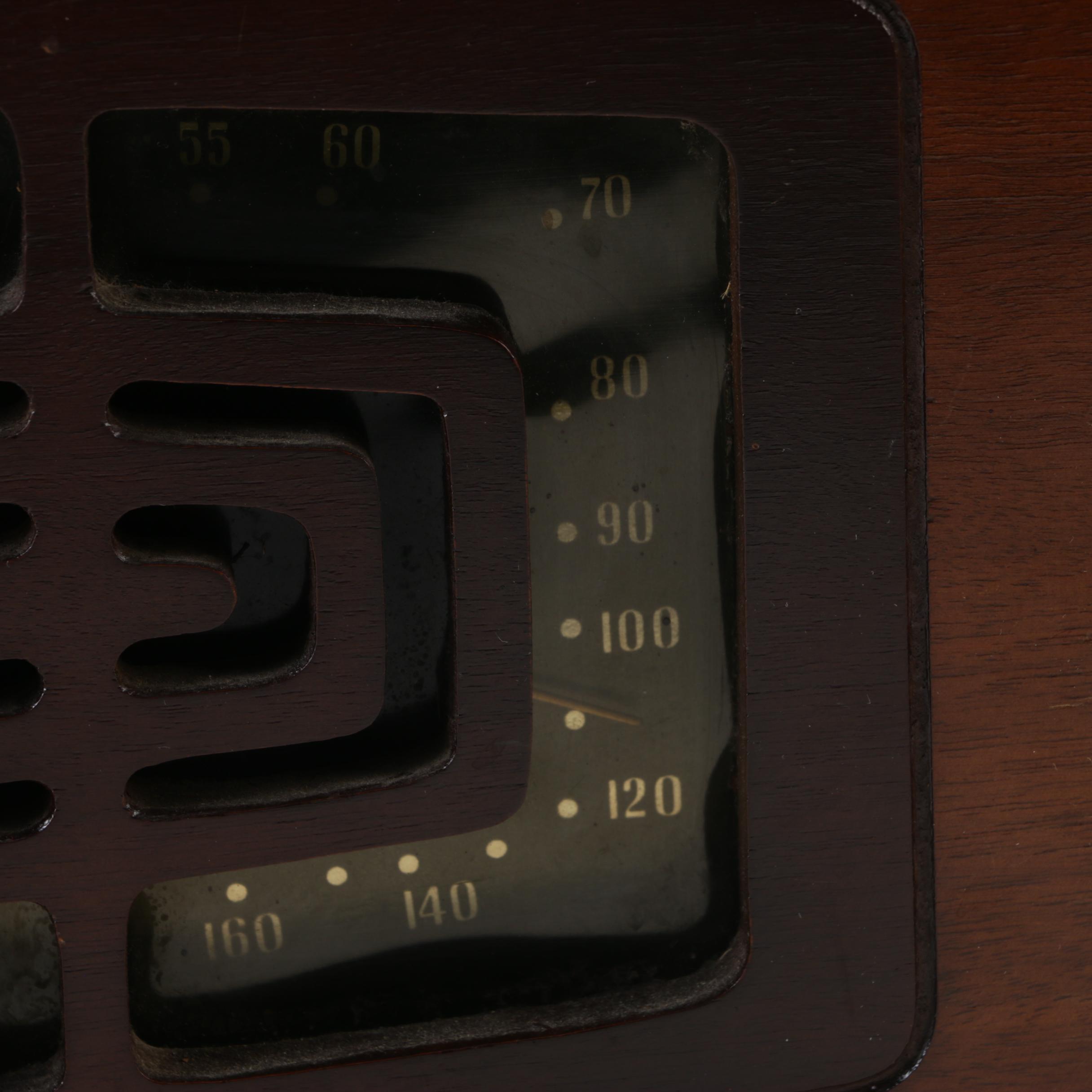 Mid-1940s Zenith Model 5R086 Tabletop Radio and Record Player